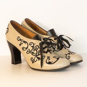 JOHN FLUEVOG Sight Cream & Black NIB